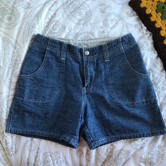 SOLD Levi’s Womens medium wash shorts - Picture 3 of 3